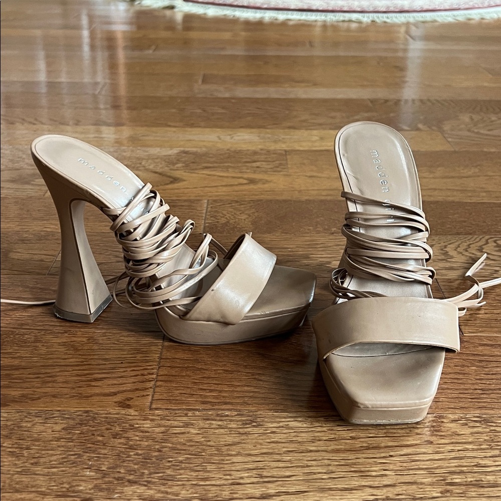 Madden Girl
Women's Zora Tie-Up Platform Dress Sandals size 7.5
Worn once